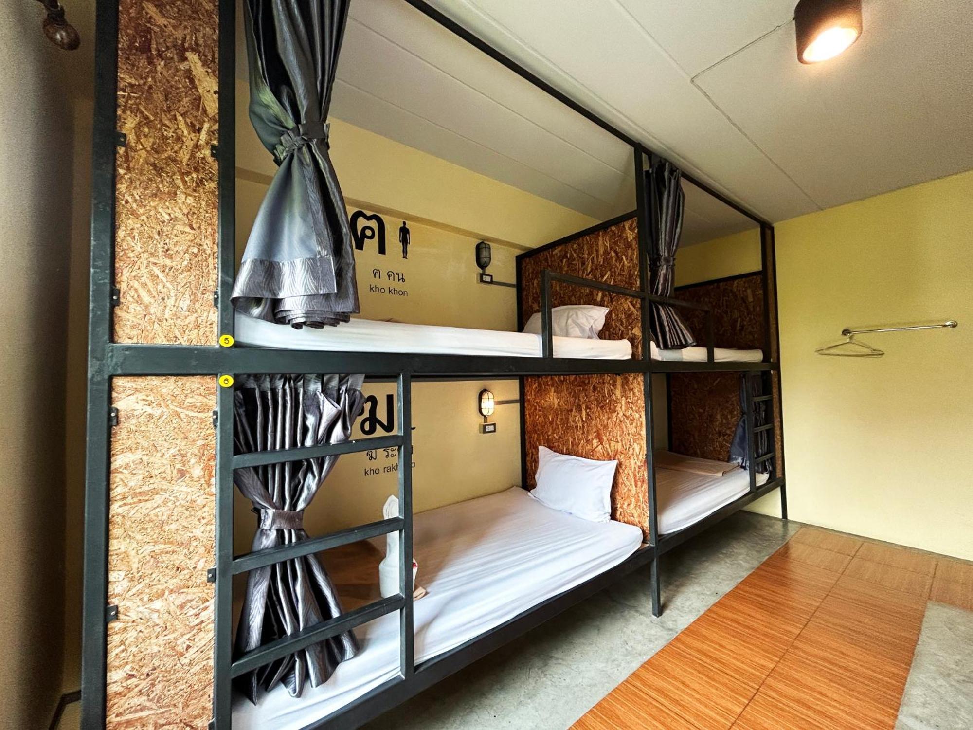 Hide Bangkok Hostel Екстер'єр фото