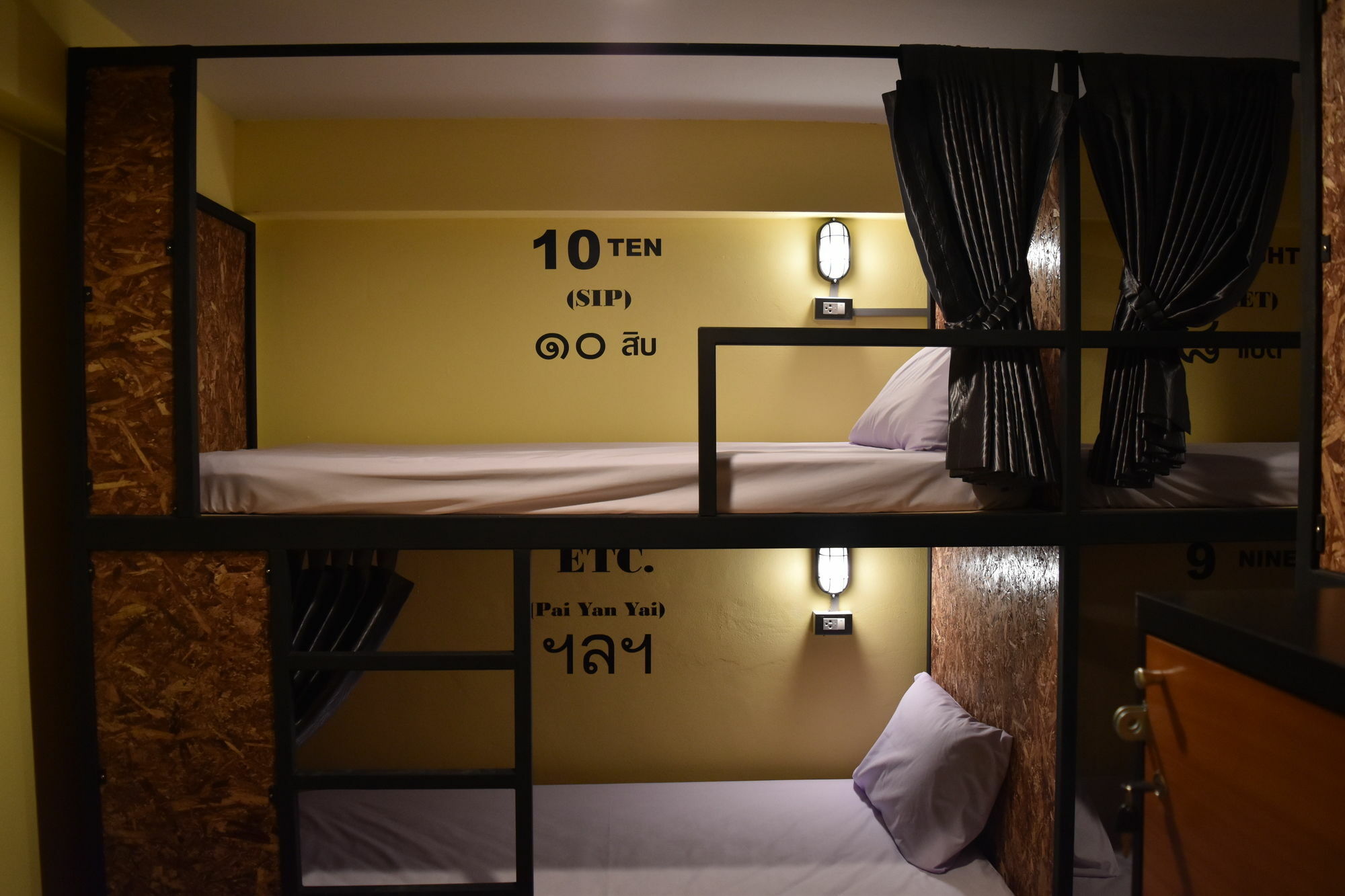 Hide Bangkok Hostel Екстер'єр фото